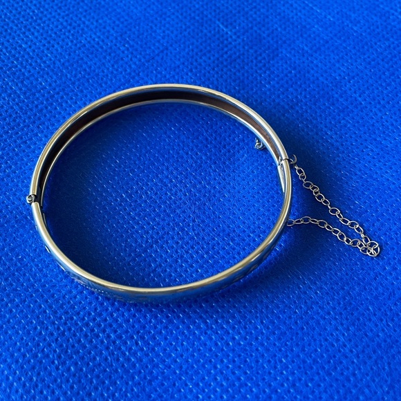 Oval hinged bangle. - Picture 4 of 4